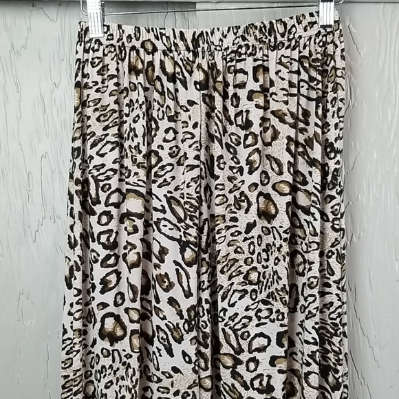 ANIMAL PRINT..baggy cropped/ankle pants - Picture 6 of 8
